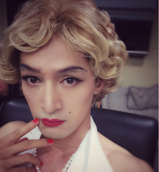 胡歌疑似男扮<em>女装穿</em>白裙 男神变身梦露摆造型