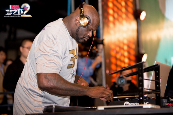 奥尼尔约架姚明 《NBA梦之队2》11月12日公